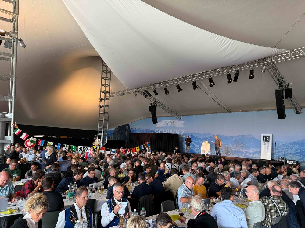 Im Event-Zelt auf Rigi Staffel kamen 300 Spenglermeisterinnen und Spenglermeister zusammen. (Foto: Andreas Buck)